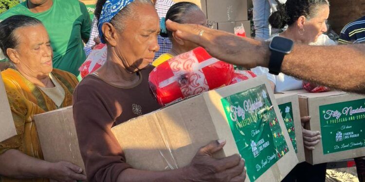 Fuerza del pueblo entrega cajas navideñas en SDE