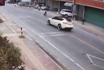 Un Tesla fuera de control mata a dos personas en China