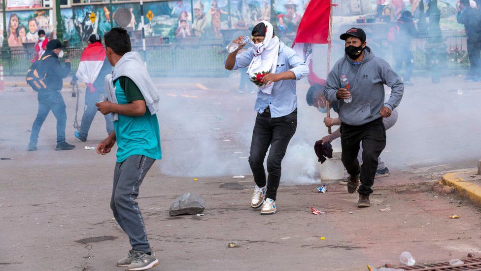 Un muerto y más de 30 heridos tras choques entre manifestantes y policías en Perú
