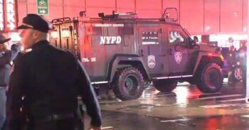 Hombre ataca a machetazos a agentes de policía en Times Square durante fiesta de Año Nuevo