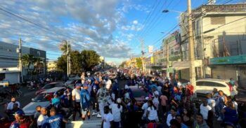 La caravana azul provoca fuerte taponamiento en Santo Domingo