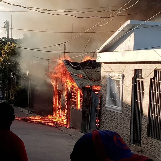 Hombre quema la casa de su madre porque no le dio dinero para drogas