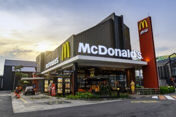 Ladrones cargan con cajas vacías de un Mc Donald’s