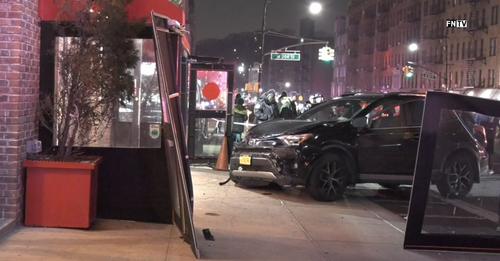 22 heridos en New York tras carro estrellarse contra restaurante