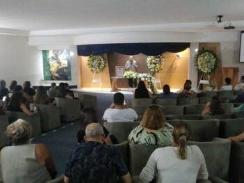 Hombre finge su muerte para ver quién acudía al funeral