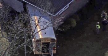 Bus escolar se estrella contra casa en Nueva Jersey