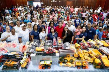 Dío Astacio entrega juguetes a niños de Santo Domingo Este