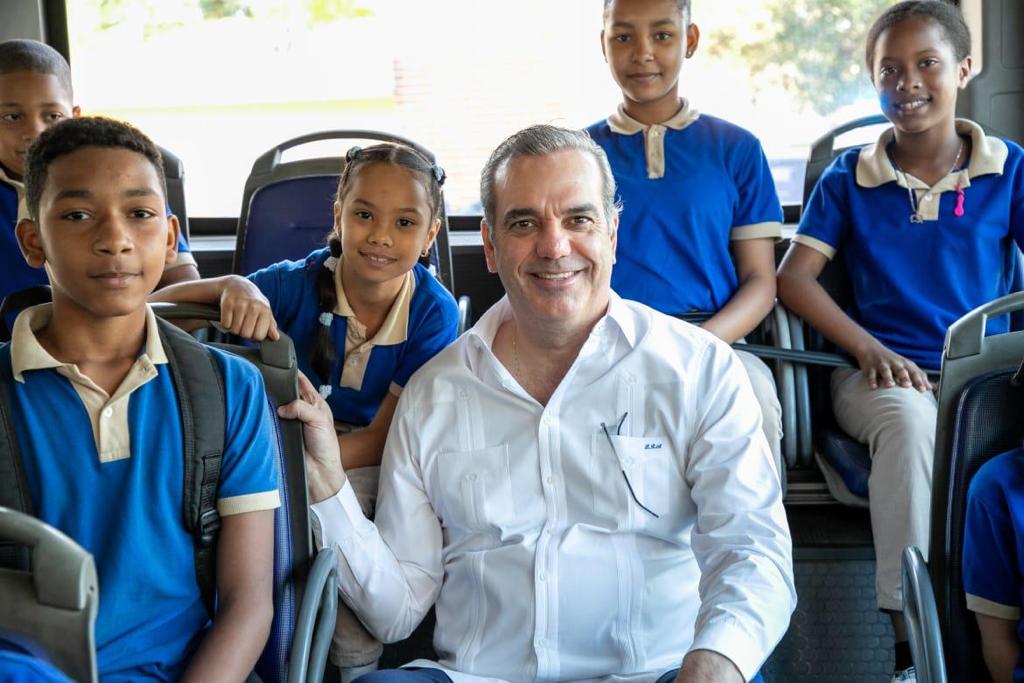 Luis Abinader inicia Sistema Nacional de Movilidad Escolar