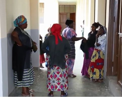 En el RD Congo azotan las mujeres por llevar faldas cortas