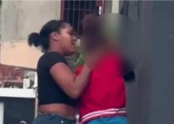 Buscan mujer que golpeó una menor de edad contra una pared