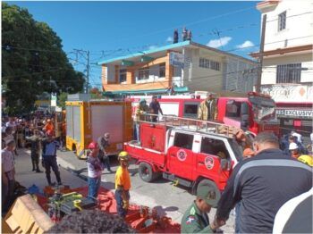 Hay una mujer embarazada bajo los escombros en La Vega