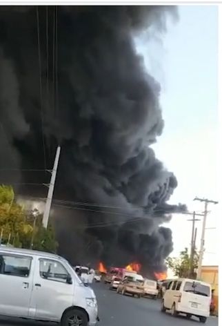 Se incendia depósitos de gomas en El Almirante