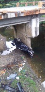 Muere hombre tras caer su carro de un puente en Villa Altagracia