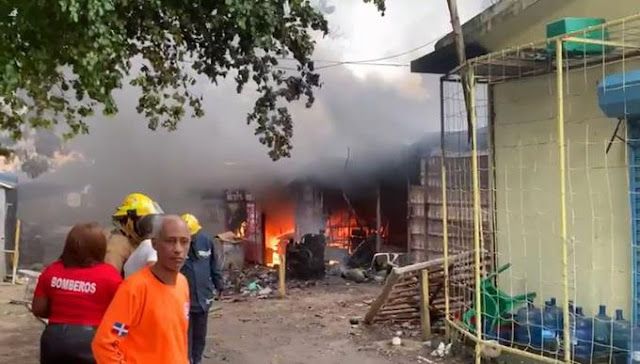 Incendio consume varios negocios y vehículos en Las Palmas de Herrera