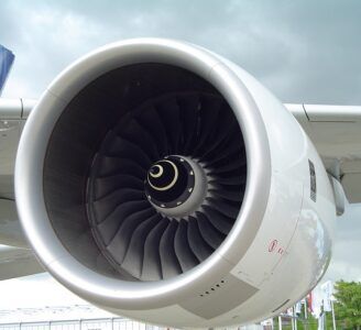 Turbina de un avión se traga un empleado de American Airlines