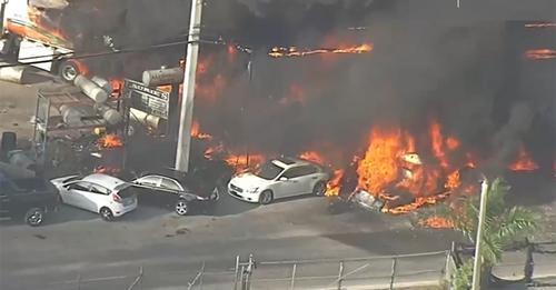Incendio consume varios vehículos y deja un herido en Miami-Dade