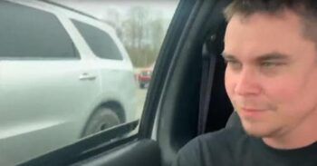 Le explota la bolsa de aire en la cara por subir el volumen a toda capacidad