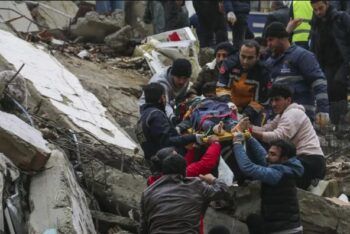 Suben a más de 2,300 los muertos por terremoto en Turquía y Siria