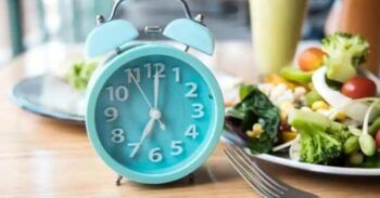 Comer tarde o temprano: así influye en la salud del intestino
