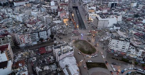Aumentan a mas de 3.400 los muertos en Turquía por los devastadores terremotos