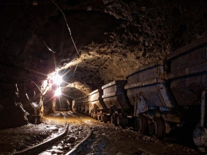 Hay 57 personas atrapadas en China tras derrumbe de una mina