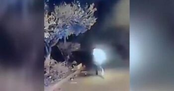 Hombre intenta incendiar una clínica y termina en llamas