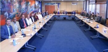 Valdez Albizu se reúne con representantes del sector construcción