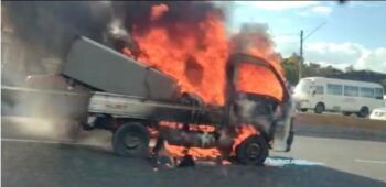 Se quema guagua platanera en la avenida Luperón