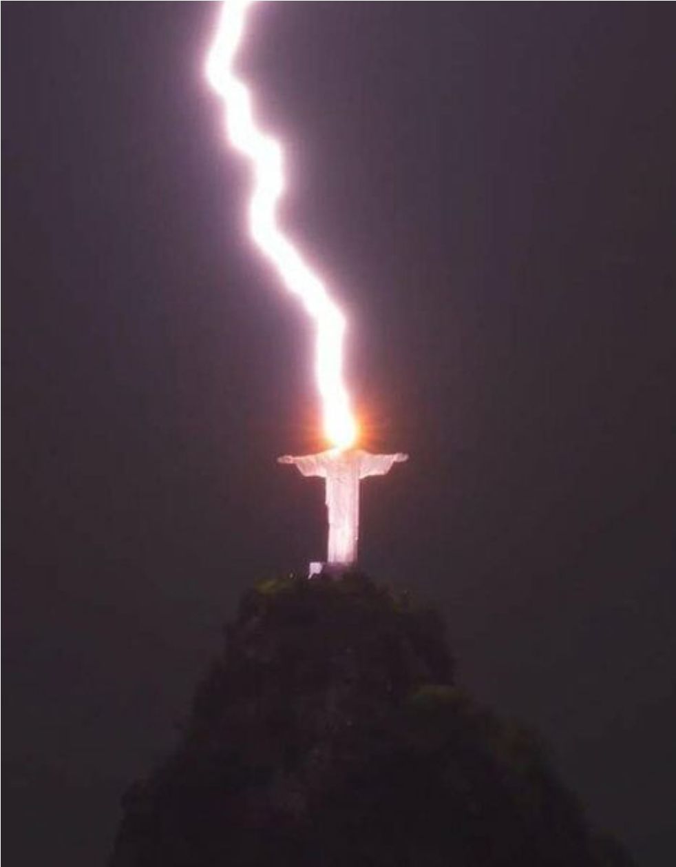 Rayo impacta el Cristo Redentor de Brasil