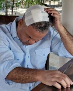 Héctor Acosta sufre herida en la cabeza