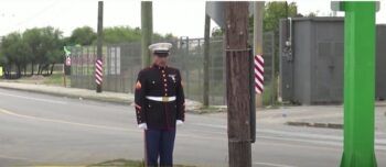 Un marino retirado espera a una mujer por 27 años consecutivos