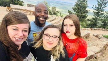 Hombre cuenta cómo es vivir con tres mujeres que lo mantienen