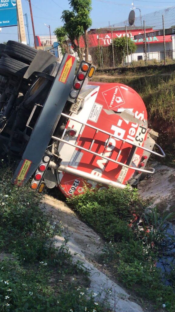 Se vuelca tanquero con gasoil en tramo La Vega-Santiago