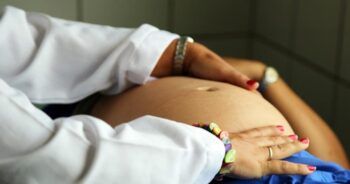 Una mujer muere cada dos minutos durante el embarazo o el parto, alerta la ONU