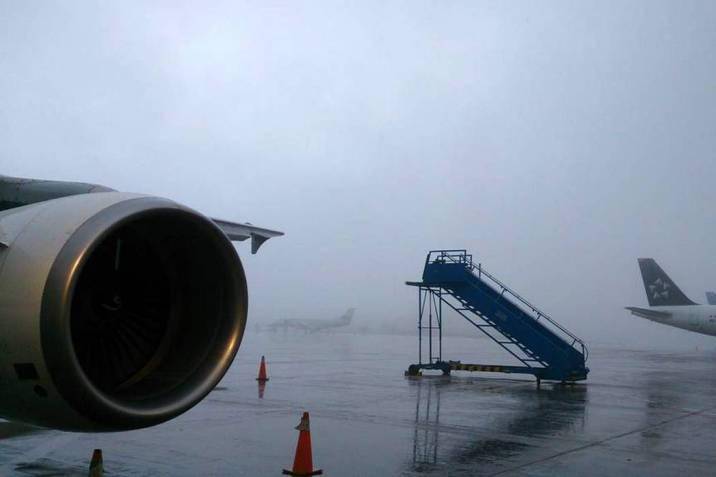 Al menos tres muertos y unos 1.900 vuelos cancelados por tormenta en EE.UU.