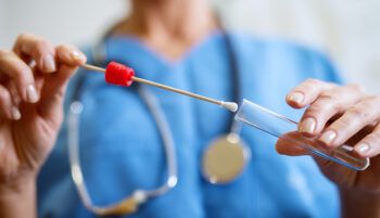 Se hizo prueba de ADN por diversión y descubre infidelidad de su madre