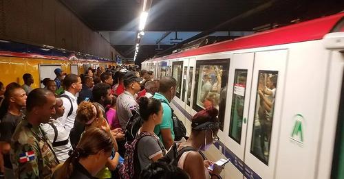 Avería en segunda línea del Metro deja varadas a decenas de personas