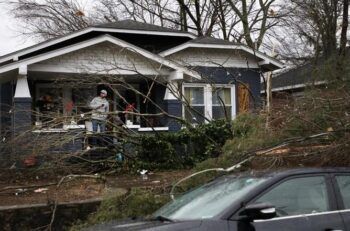 Hogares sin electricidad y vuelos cancelados por tormentas y tornados en EE.UU.