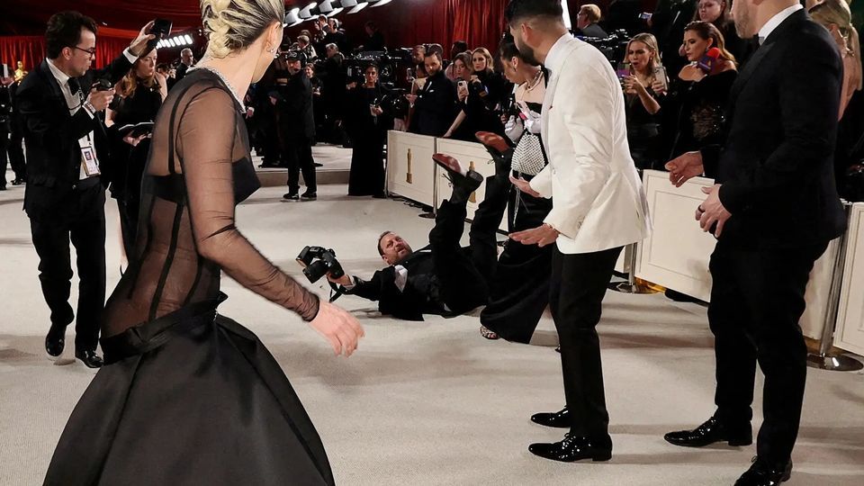 Lady Gaga ayuda a fotógrafo que se cayó en los Premios Oscar