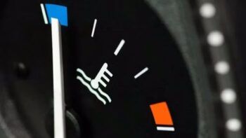 ¿Es necesario calentar el motor del auto antes de salir?