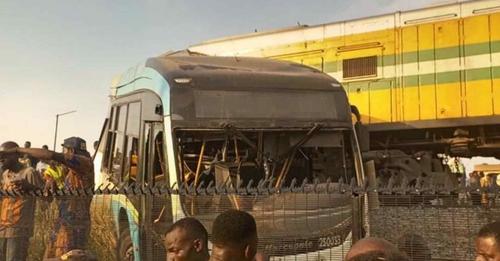 Al menos 6 muertos y 80 heridos tras choque de autobús con un tren