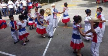 Pide perdón hombre que sacó a empujones a su hija de la escuela