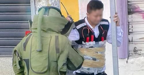 Rescatan a un hombre con explosivos al cuerpo en Ecuador
