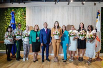 Edesur entrega reconocimiento «Mujer de luz»