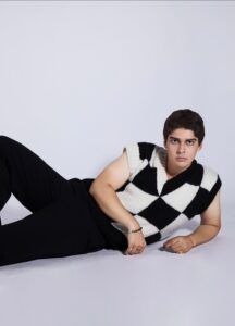 Carlos Montani sorprende con “No es artista”