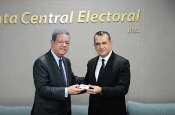 Leonel Fernández deposita padrón de FP en JCE