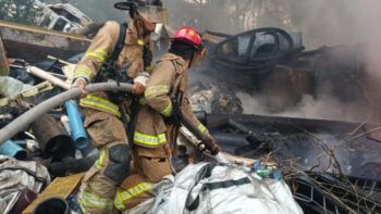 Se quema fabrica de plástico en la autopista Duarte