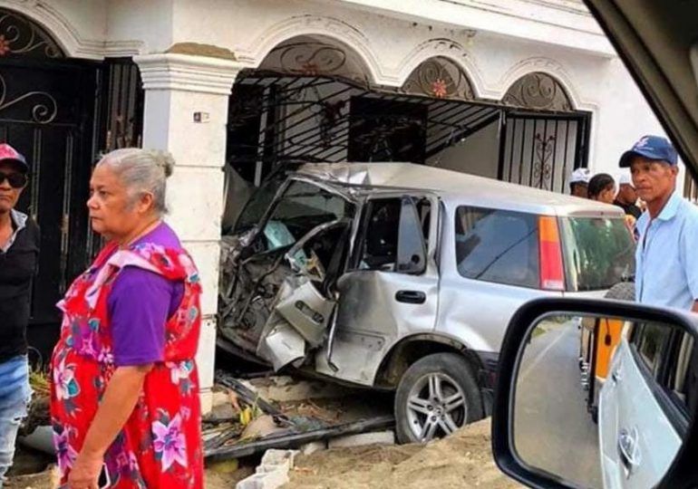 Dos heridos en en Nagua tras estrellarse vehículo en la galería de una casa