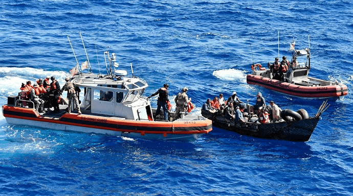 Repatrian a 27 dominicanos tras interceptar barco en aguas de PR
