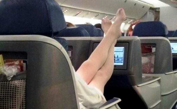 9 cosas que no debes hacer mientras estás dentro de un avión
